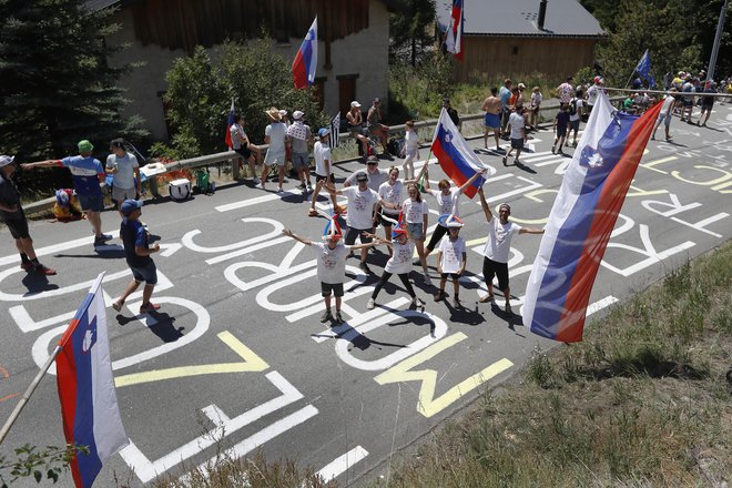 Slovenski ovinek na Alpe d'Huezu med Tourom 2022. FOTO: Leon Vidic/Delo 
