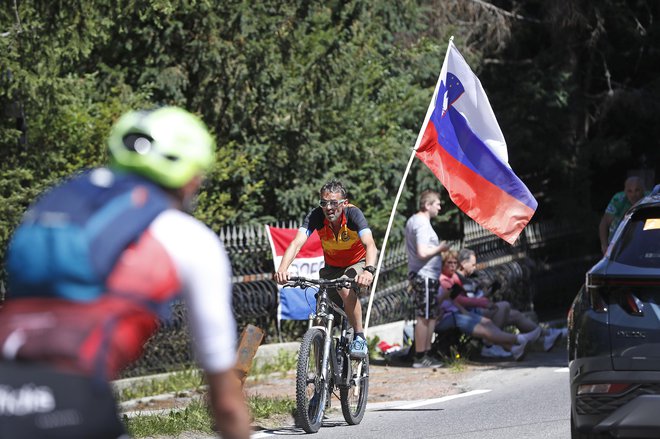 Slovenci ob trasi Toura navijajo in tudi kolesarijo po njej. FOTO: Leon Vidic/Delo 