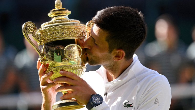 Fotografija: Novak Đoković je v Wimbledonu slavil že sedemkrat, a za najboljšim na sveti travi Rogerjem Federerjem zaostaja za eno zmago. FOTO: Toby Melville/Reuters