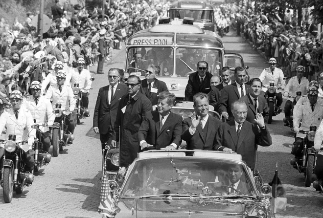 Mladi ameriški predsednik na ulicah Zahodnega Berlina z zahodnoberlinskim županom Willyjem Brandtom in kanclerjem Konradom Adenauerjem. FOTO: DPA Fotografen Picture Alliance/ DPA