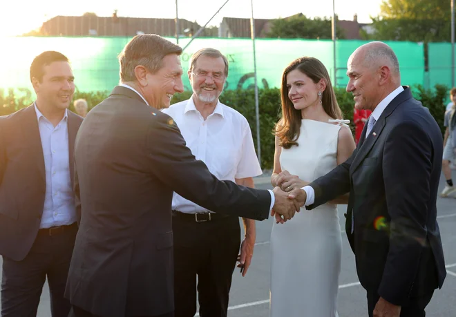 Osredni govorec na alternativni proslavi ob dnevi državnosti na Vrhniki se rokuje s predsednikom SDS Janezom Janšo, ki je v soboto izpustil osrednjo državno proslavo ob dnevi državnosti. FOTO: Blaž Samec/Delo