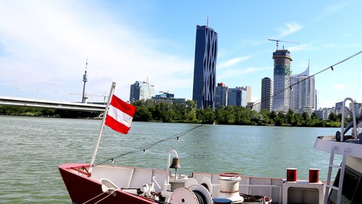 Premec ladje Admiral Tegetthoff in dunajski nebotičniki na levem bregu Donave. FOTO:  Milan Ilić/Delo