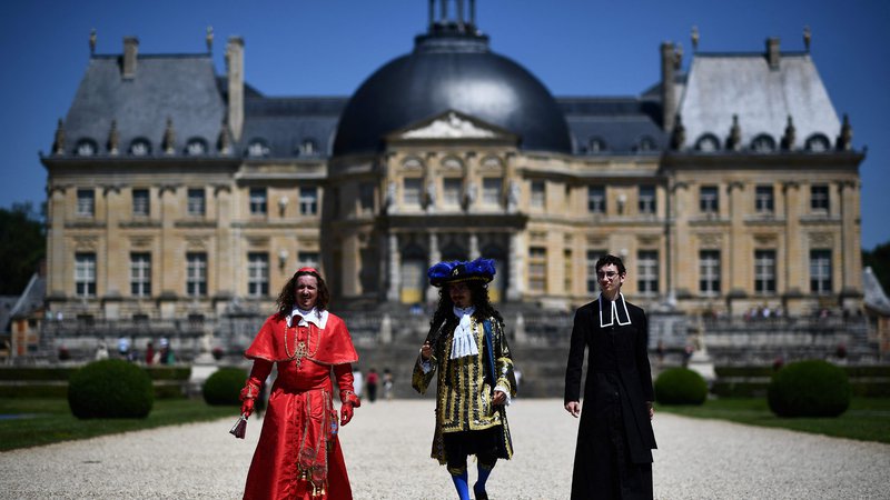 Fotografija: Ljudje oblečeni v kostume iz 17. stoletja, pozirajo na zgodovinskem dogodku »La grande journee des costumés« (veliko popotovanje kostumov), na katerem se je na gradu Vaux-le-Vicomte v Maincyju, približno 50 km od Pariza, zbralo več sto ljudi. Foto: Christophe Archambault/Afp
