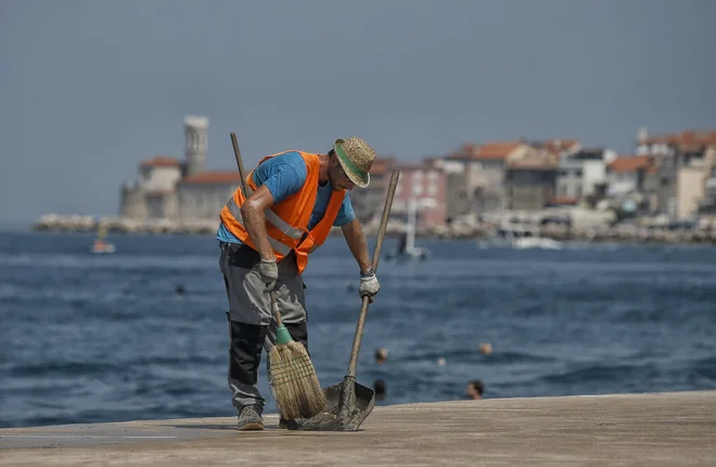 Predlog zakona daje vtis, da komunalne službe ne delujejo, a to še zdaleč ni res. FOTO: Blaž Samec/Delo