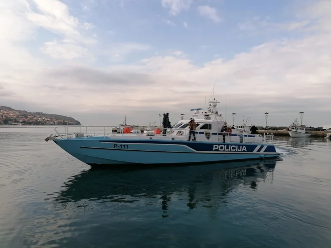 Ministrstvo za notranje zadeve z javnim natečajem kupuje novo policijsko plovilo, ki bi nadomestilo čoln P-111. Ta je že pred letom in pol pristal med muzejskimi eksponati. FOTO: Nataša Čepar/Delo