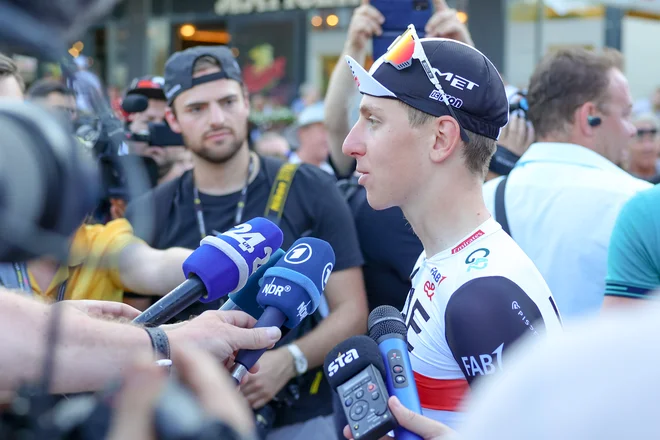 Tadej Pogačar dobro razpoložen odhaja na Tour de France. FOTO: Črt Piksi