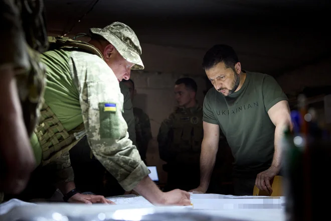 Ukrajinski predsednik Volodimir Zelenski v štabu med obiskom regije Doneck. FOTO: Ukrainian presidential press ser. via Reuters