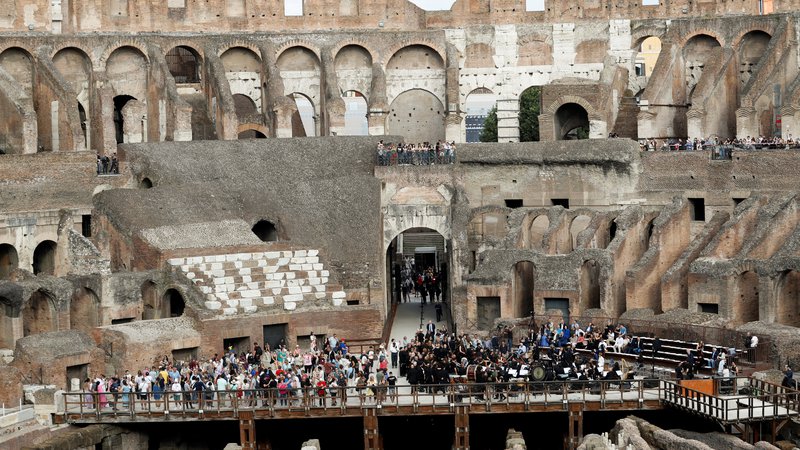 Fotografija: Kolosej, sprva imenovan Flavijski amfiteater, je med letoma 70 in 72 začel graditi rimski cesar Vespazijan. FOTO: Remo Casilli/Reuters