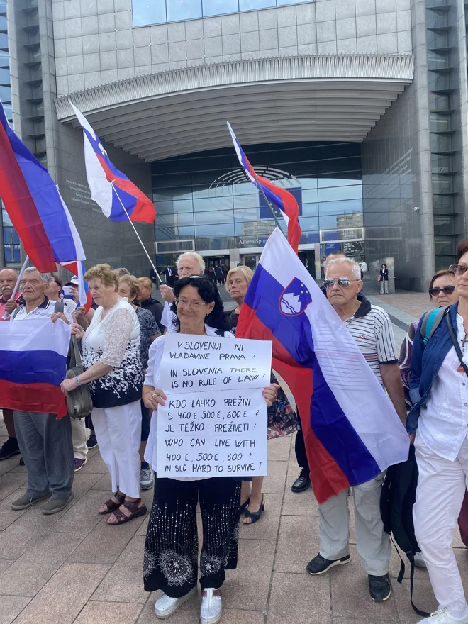 Ena od protestnic je opozarjala na težave z vladavino prava. FOTO: Peter Žerjavič