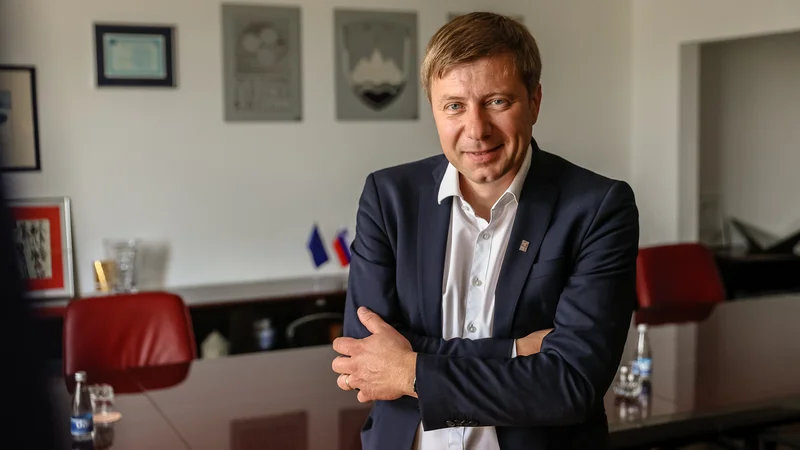 Fotografija: Cvar pravi, da bi ukrep omogočil ohranitev delavcev. FOTO: Črt Piksi/Delo