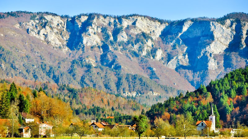 Fotografija: Storitve, ki naj bi starejšim zagotavljale dostojno staranje v domačem okolju, so po Sloveniji - na fotografiji osilniška dolina - razporejene zelo različno. FOTO: Marko Feist/Delo