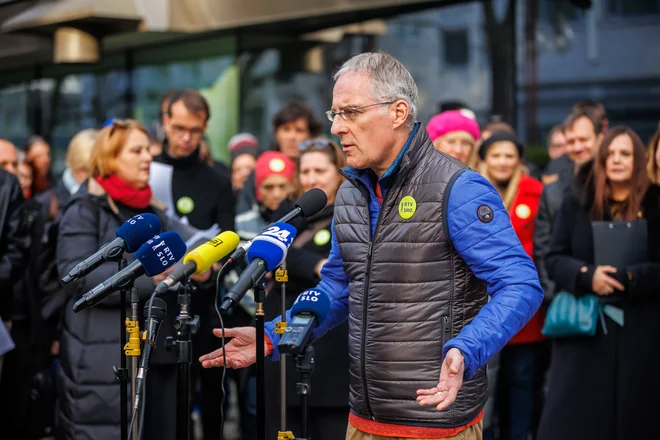 Ne morem verjeti, kako odhajajoči neposrečeni vršilec dolžnosti v elitnem televizijskem terminu osira ugledno kulturno urednico in vleče na podlo birokratsko dno eminentnega vodjo oddaje Igorja Berganta (na fotografiji). FOTO: Črt Piksi