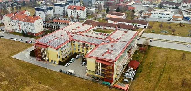 Z razsmerniki in optimizatorji SolarEdge postavljena sončna elektrarna na Domu Sv. Lenart moči 248 kWp. FOTO: SONCE energija