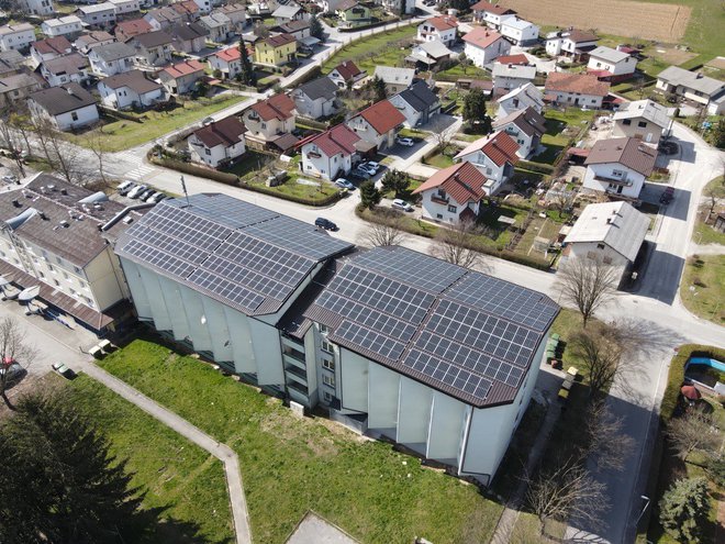 Skupnostna samooskrba na strehi samskega doma v Celju s sončno elektrarno moči 158 kWp je prav tako podprta z razsmerniki in optimizatorji SolarEdge. FOTO: SONCE energija