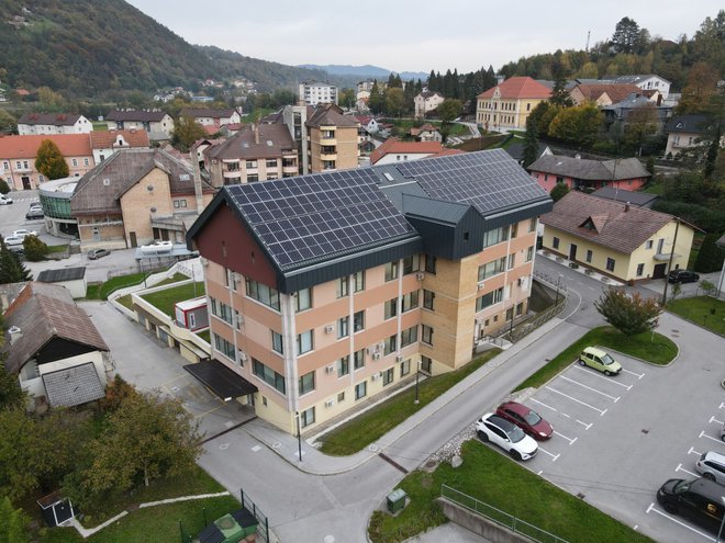 Na strehi zdravstvenega doma Radeče je postavljena sončna elektrarna moči 112 kWp, ki bo proizvedla cca 120 MWh električne energije letno in s tem pokrila potrebe po elektriki za mestno jedro Radeč. FOTO: SONCE energija