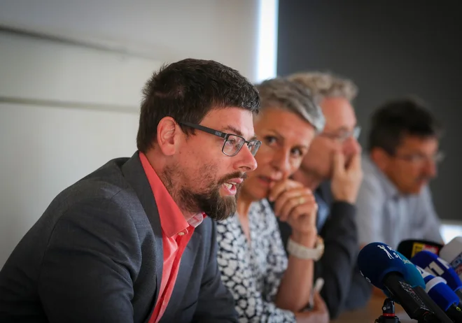 Jakob Počivavšek, Lidija Jerkič in Branimir Štrukelj na današnji novinarski konferenci FOTO: Matej Družnik/Delo