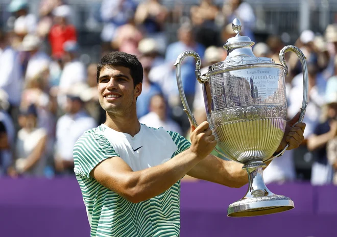 Prvi pokal na travi je Carlos Alcaraz že vzdignil v zrak, boj za glavno lovoriko pa ga še čaka. FOTO: Reuters