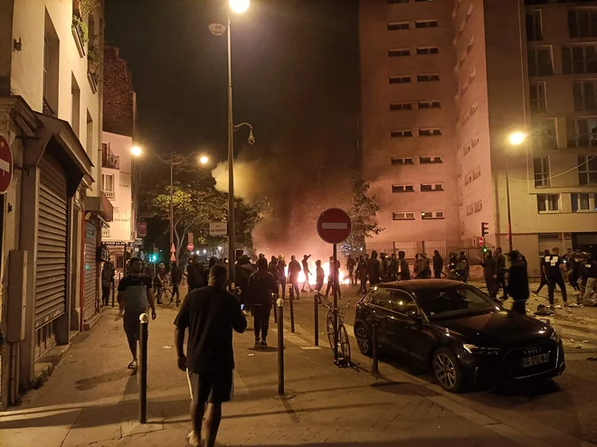 Ljudje so zažigali smetnjake. FOTO: Fiachra Gibbons/AFP