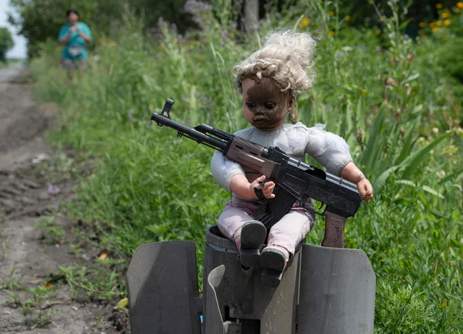 V ruskih obstreljevanjih Harkova so bili ubiti trije civilisti, stari 45, 48 in 57 let. Število smrtnih žrtev po ruskem raketnem napadu na mesto Kramatorsk, ko je izstrelek zadel restavracijo, je medtem naraslo na deset.,ranjenih pa 61 ljudi. Osem preživelih so potegnili izpod ruševin. Še najmanj trije ljudje so ujeti, reševalne akcije še potekajo.Foto: Genya Savilov/Afp