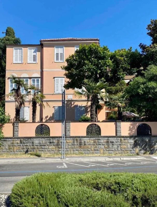 Solastnika Vile Milada ob portoroški promenadi sta obupana, ker se sosedje ne želijo neposredno priključiti na kanalizacijsko omrežje, četudi jim je to zapovedal inšpektor. FOTO: Vila Milada