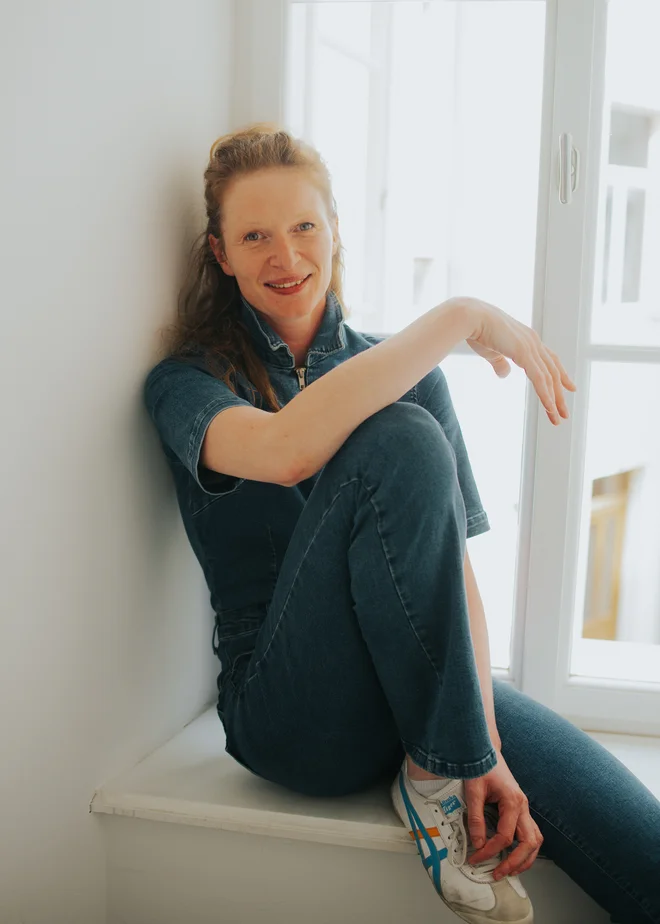 »Ne spomnim se, da bi mi v otroštvu veliko pripovedovali, so mi pa veliko brali,« pravi izkušena pripovedovalka Špela Frlic. FOTO: Lana Špiler