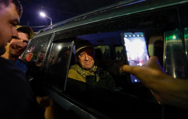 Vodja Wagnerjeve skupine Jevgenij Prigožin se je po dogovoru s Kremljem umaknil v Belorusijo. FOTO: REUTERS/Alexander Ermochenko