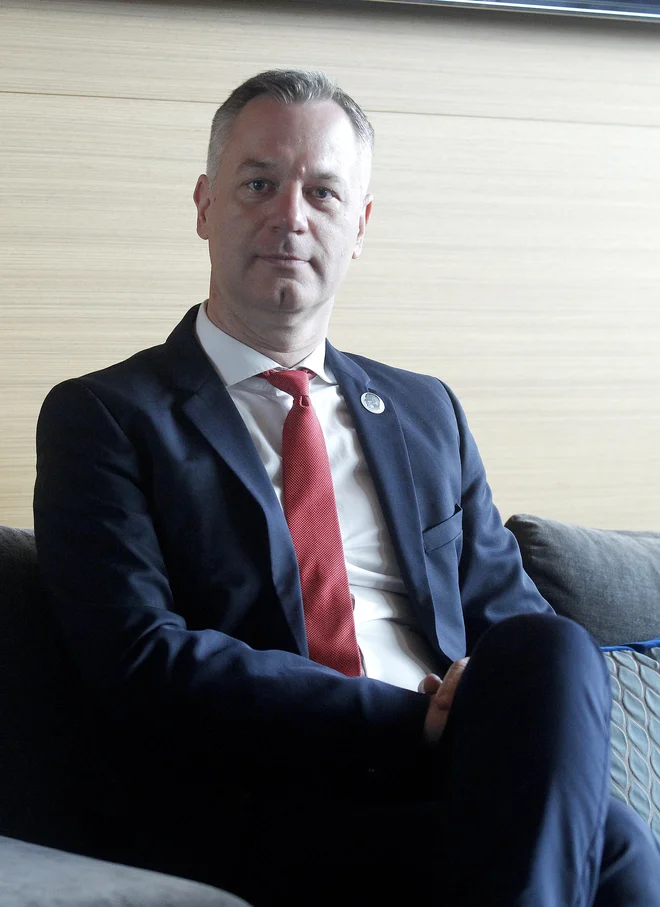 Ob izdelavi naložbenega načrta je treba prisluhniti vsakemu vlagatelju posebej, saj so osebni detajli, potrebe in preference ključni – in tukaj algoritmi in za zdaj tudi umetna inteligenca odpovedo, pravi Samo Lubej. Foto Mavric Pivk