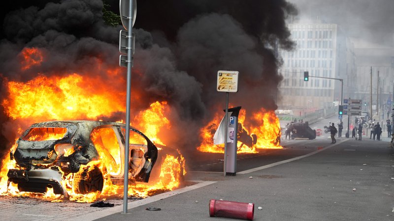 Fotografija: V pariškem predmestju Nanterre so izbruhnili spopadi med protestniki in policisti, v predmestju Clamart pa bo v veljavo stopila policijska ura. FOTO: Zakaria Abdelkafi/AFP