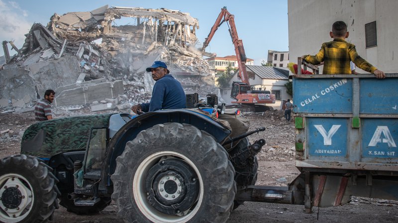 Fotografija: Včasih se zdi, da je čiščenje ruševin – prelaganje kamenja – Sizifovo delo. FOTO: Diego Cupolo/EU Humanitarian Aid