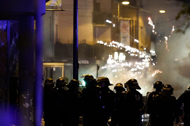 Gasilci in policisti na ulicah. FOTO: Kenzo Tribouillard/AFP