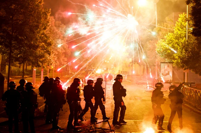 Francoski policisti in gasilci so imeli v zadnjih treh nočeh obilo dela. FOTO: Gonzalo Fuentes/Reuters