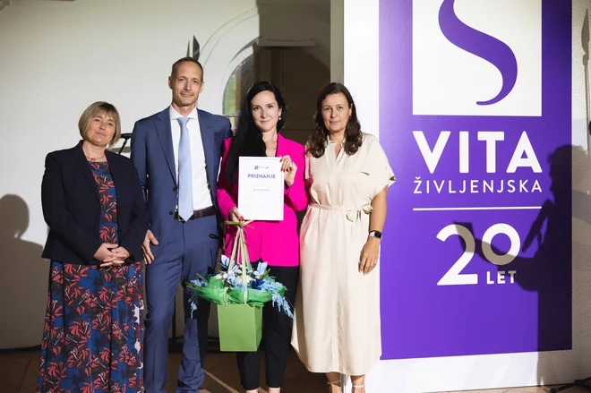 Člani uprave zavarovalnice Vita in mag. Mirella Miškič, prejemnica priznanja za prvo sklenjeno polico. FOTO: Žiga Intihar