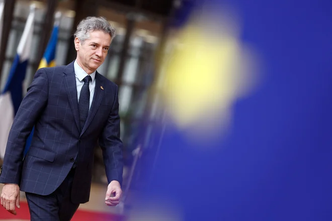 Slovenski premier Robert Golob se mudi v Bruslju. FOTO: Kenzo Tribouillard/AFP