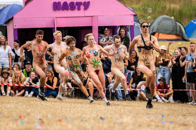 Udeleženci festivala tekmujejo na vsakoletnem teku golih na festivalu Roskilde v kampu Dream City, na Danskem. Foto: Ida Marie Odgaard/Afp