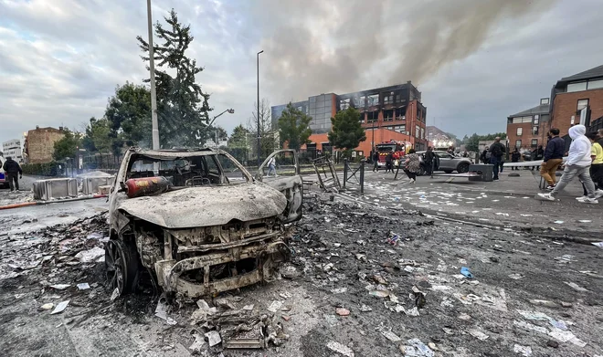 Zažgan avtomobil na eni od francoskih ulic. FOTO: Denis Charlet/Afp