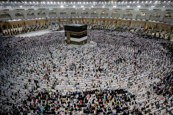 Več kot 1.845.000 muslimanskih vernikov že več dni moli pod žgočim soncem. FOTO: SPA AFP