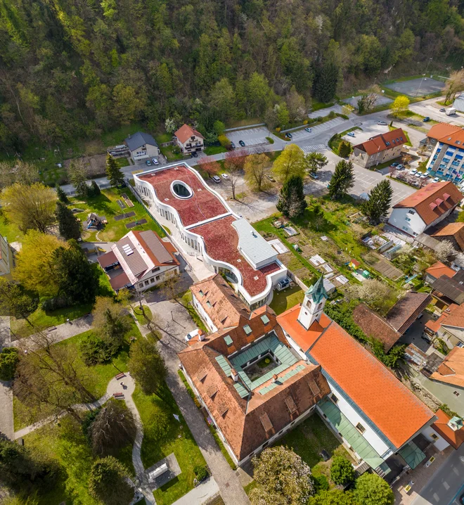 Novi del so prizidali v nekdanjih samostanskih vrtovih, kjer so bili nazadnje vrtički bližnjih stanovalcev. FOTO: Neža Lajevec