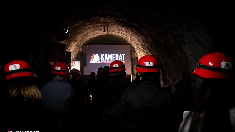 Festival Kamerat bo potekal do nedelje, filmi pa bodo, tako kot prejšnja leta, predvajani 40 metrov pod zemljo, v opuščenem rudniškem rovu, na kompresorski postaji, in letos novem prizorišču na prostem, ki so ga poimenovali Plato pri jašku. FOTO: Jernej Peklar