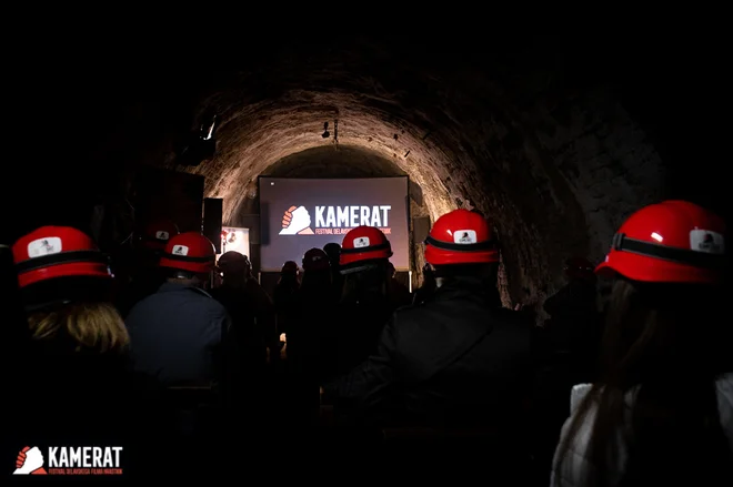 Festival Kamerat bo potekal do nedelje, filmi pa bodo, tako kot prejšnja leta, predvajani 40 metrov pod zemljo, v opuščenem rudniškem rovu, na kompresorski postaji, in letos novem prizorišču na prostem, ki so ga poimenovali Plato pri jašku. FOTO: Jernej Peklar