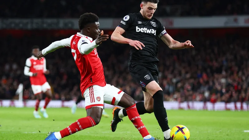 Bukayo Saka in Declan Rice (v črnem) bosta v naslednji sezoni združila moči v dresu Arsenala. Nosilca igre v novi generaciji topničarjev sta tudi soigralca v angleški reprezentanci.

Foto Reuters