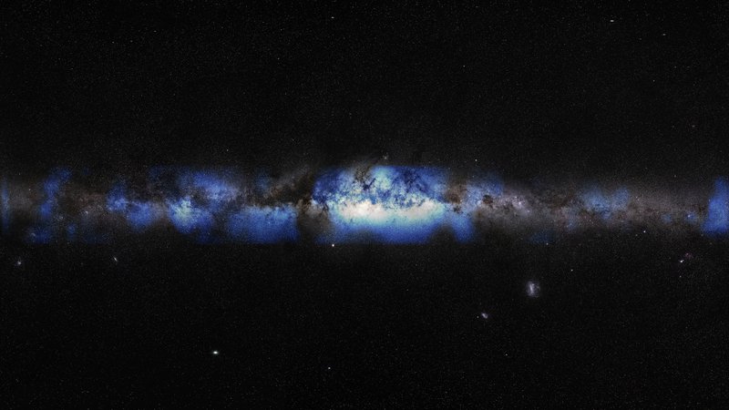 Fotografija: Sestavljena slika Galaksije v vidni svetlobi in na osnovi nevtrinov. Zaznani nevtrini so predstavljeni z modro barvo. FOTO: NSF/Reuters
