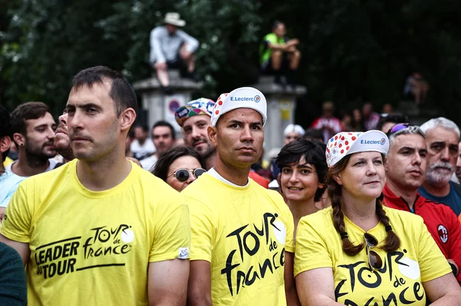 Izjemno število navdušenih navijačev ob cesti spremlja 1. etapo 110. Toura. FOTO: Anne-christine Poujoulat Afp