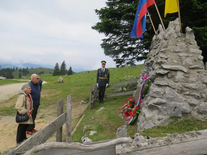 Nekdanja partizanka Valerija Skrinjar Tvrz–Valči pred spomenikom njenih padlih tovarišev na Menini planini. FOTO: Bojan Rajšek/Delo