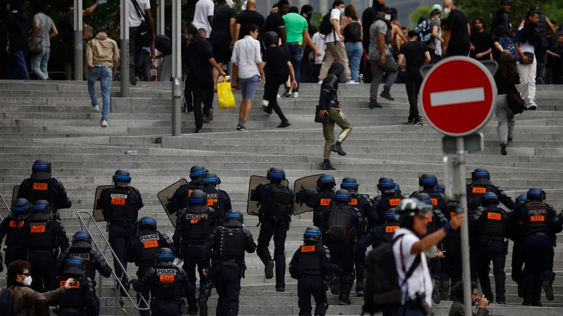 Policijske enote in protestniki v pariškem predmestju Nanterre med shodom v spomin na umrlega Nahela M., ki ga bodo danes pokopali. FOTO: Sarah Meyssonnier/Reuters