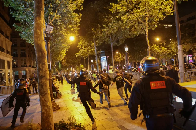 Izgredniki na francoskih ulicah. FOTO: Nacho Doce/Reuters