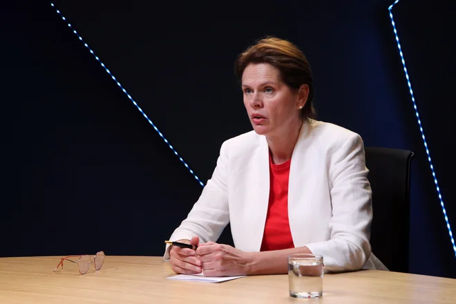 Analiza Darsa bo podlaga za odločitev o morebitnih spremembah vinjetnega režima in preusmeritev tovornega prometa v nočne ure, je dejala Alenka Bratušek. Foto Marko Feist