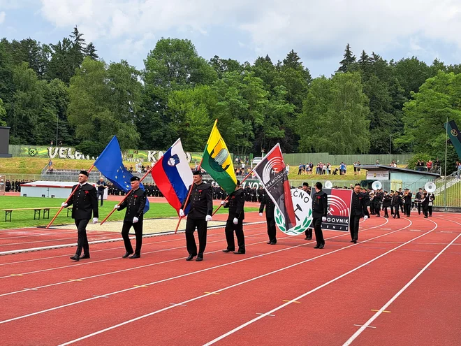 Parada uniformiranih rudarjev gre vsako leto skozi mesto do stadiona, kjer je slavnostna prireditev skok čez kožo. FOTO: Špela Kuralt/Delo