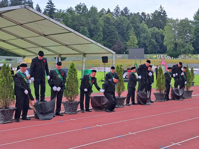 Letos so čez kožo ponovno skočili rudarji, ki so svoj skok prvič opravili pred 60 leti. FOTO: Špela Kuralt/Delo