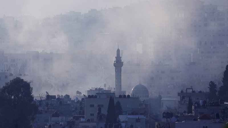 Fotografija: Dim se dviga nad napadenim območjem Dženina. FOTO: Mohamad Torokman/Reuters