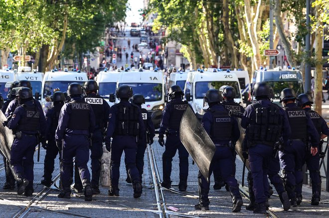 Pripadniki policije, ki so v soboto skrbeli za red in mir v Marseillu. FOTO: Clement Mahoudeau/AFP